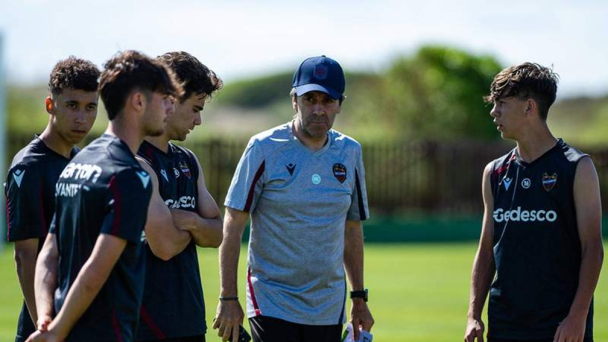 Felipe Miñambres retoma su faceta de entrenador, que compaginará con la de director deportivo.  LEVANTE UD