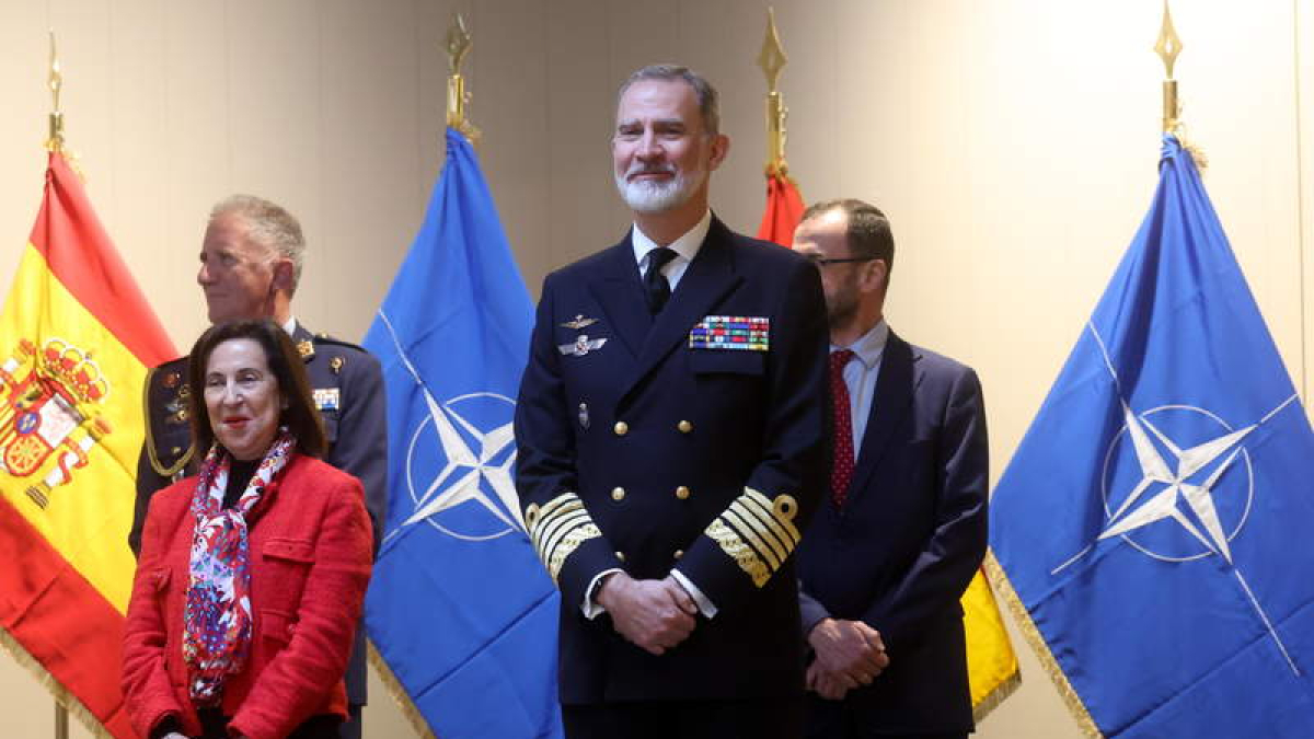 Felipe VI durante su visita al cuartel general de la OTAN ayer junto a la ministra de Defensa española. OLIVIER HOSLET