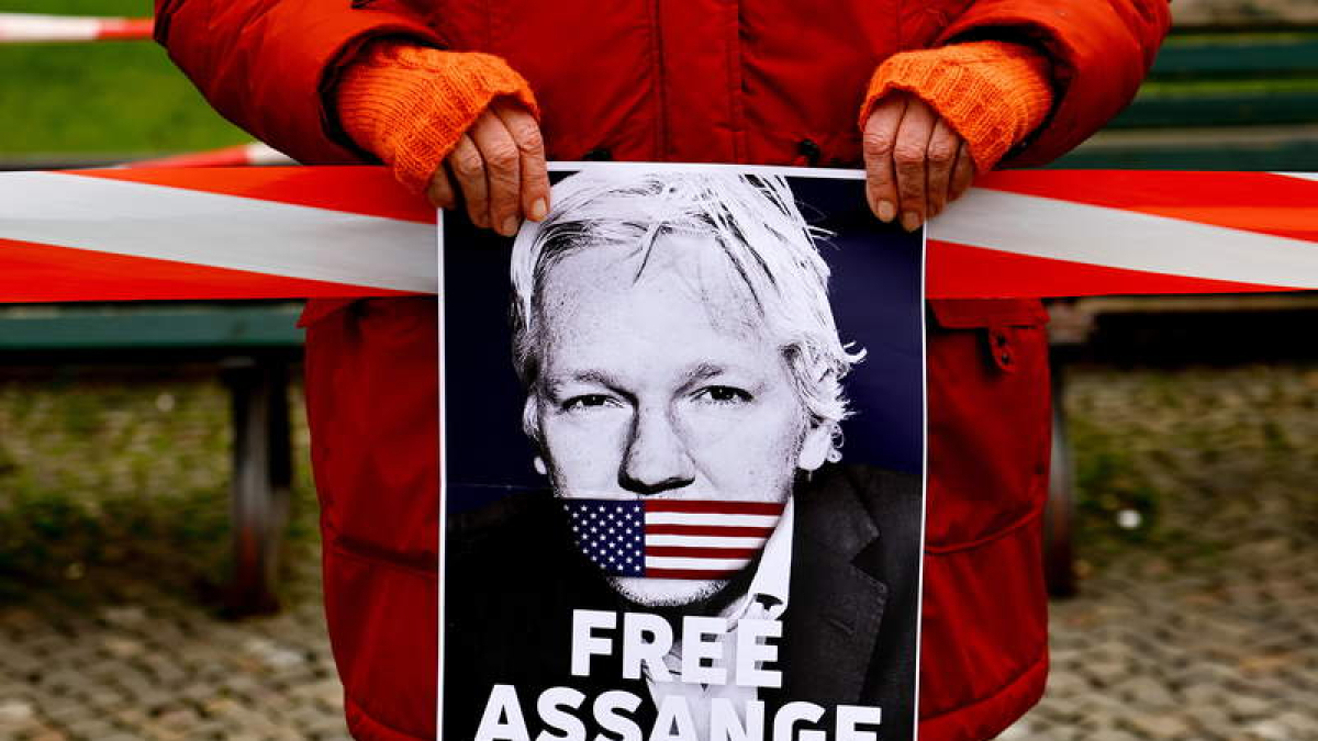 Diferentes ciudadanos se concentran frente a la embajada para pedir detener su extradición a Estados Unidos. FILIP SINGER