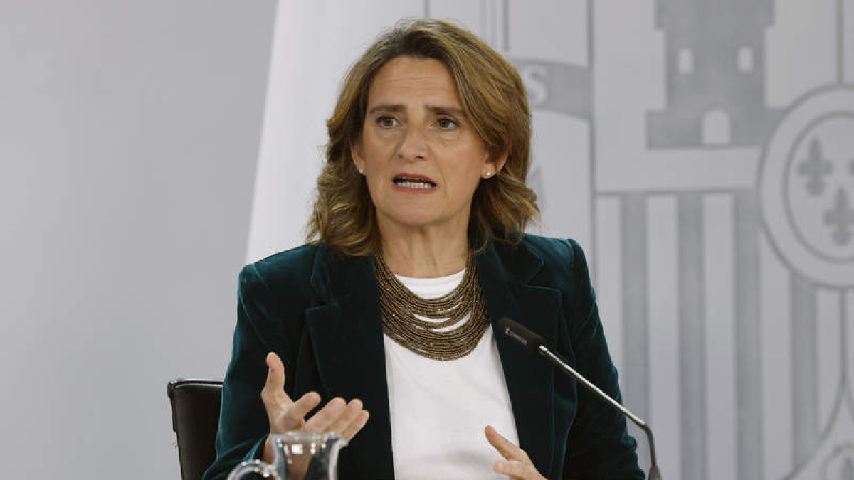 La vicepresidenta tercera, Teresa Ribera, ayer durante su comparecencia. J J GUILLÉN