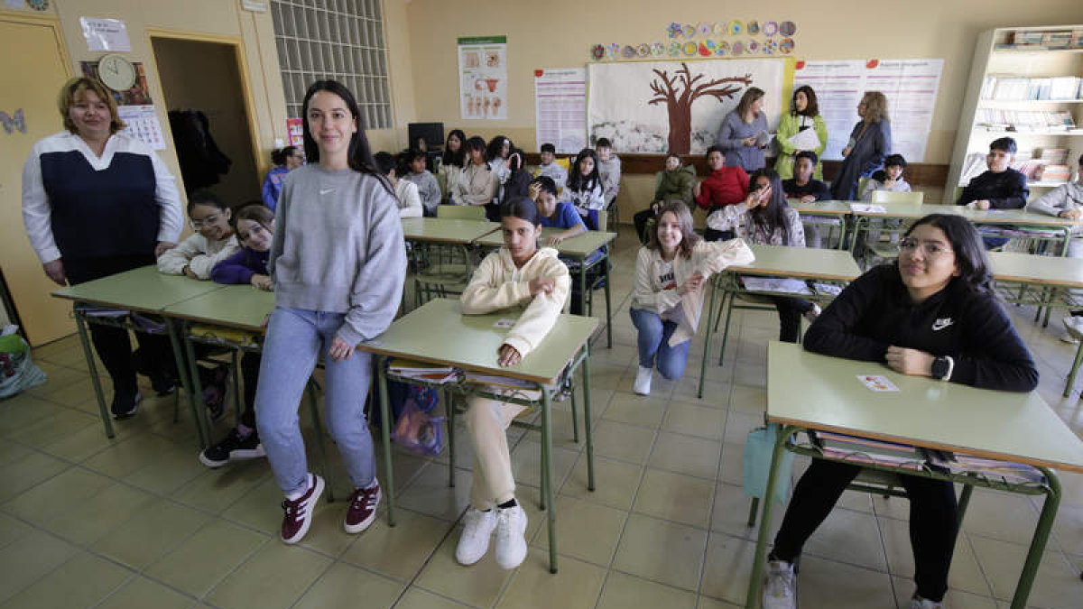 Beatriz Alegre, Sara Villar (con sudadera gris) y Alicia Fernández, sentada en el pasillo, junto al alumnado.  FERNANDO OTERO