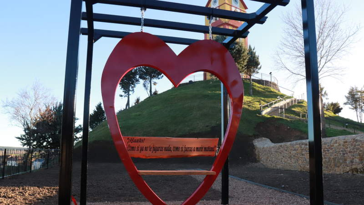 La principal atracción es el columpio del amor con frases de canciones.  CAMPOS