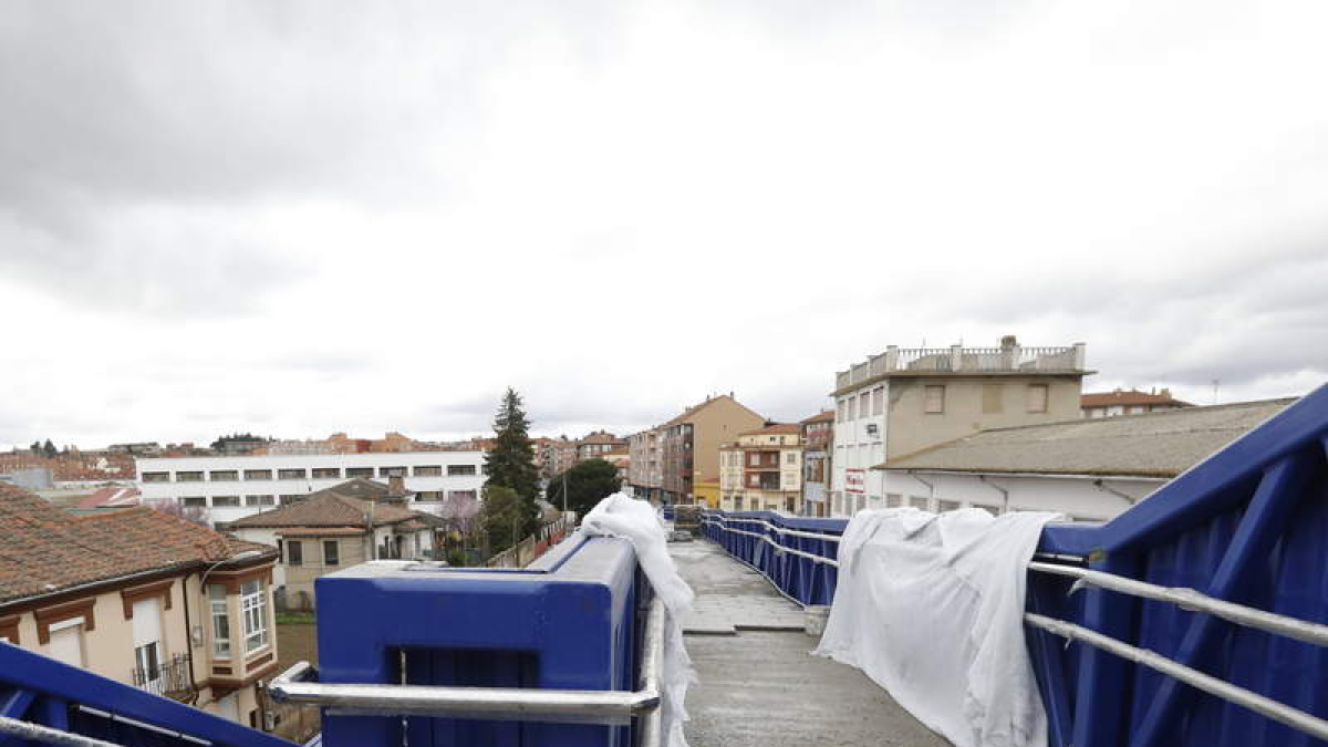 La pasarela azul de Trobajo. MARCIANO PÉREZ