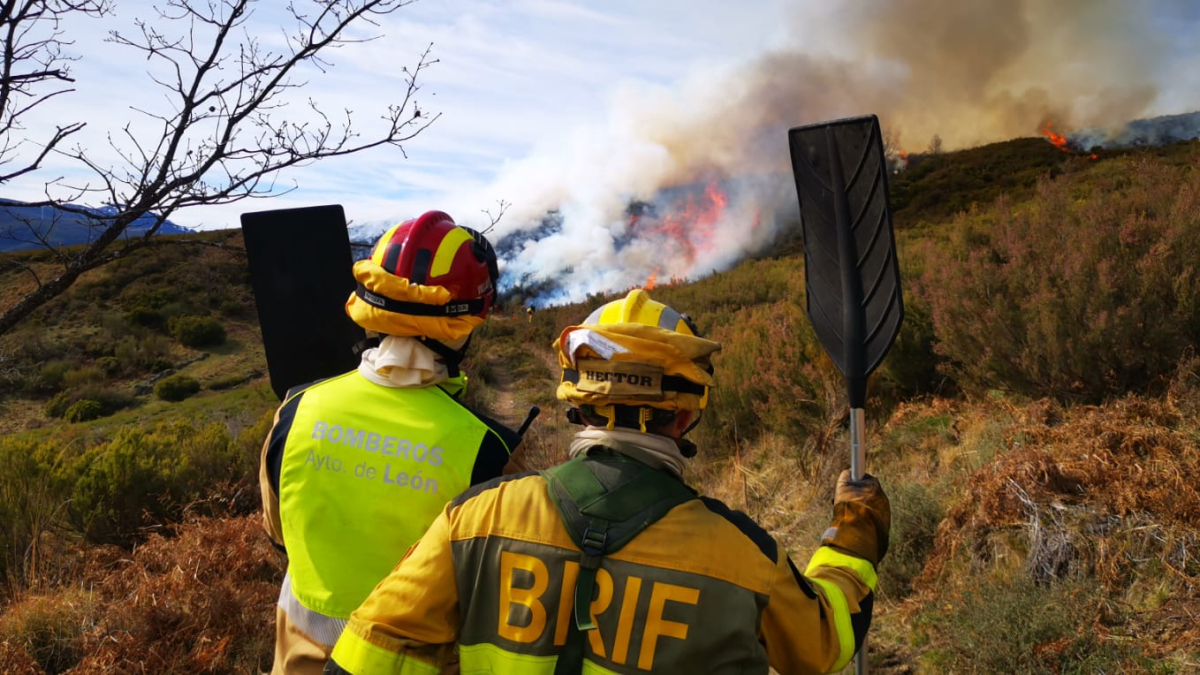 Quema controlada de los Bomberos de León