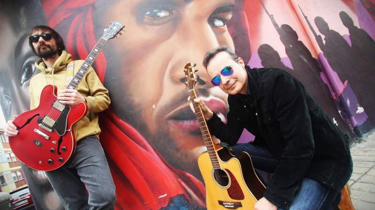Carlos Fidalgo (derecha) junto al guitarrista Gio Yáñez, compañero en La Banda del Diablo, ofrecerá un Filandón Rock en la Feria del Libro de Ponferrada este martes a las 12.00 horas.