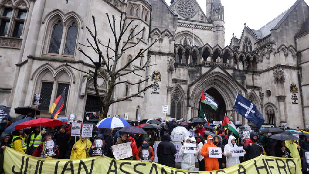 Manifestantes piden liberar a Julian Assange en Londres. NEIL HALL