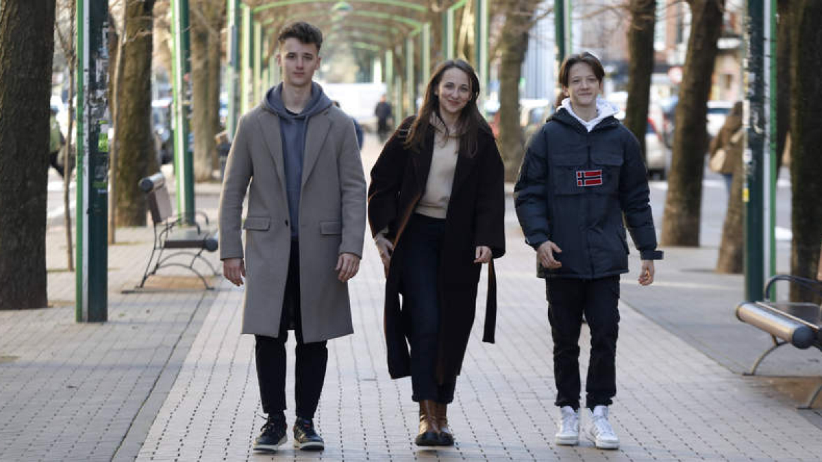 Dima, Ala y Alejandro en la avenida de José Aguado de la capital, esta semana.  RAMIRO