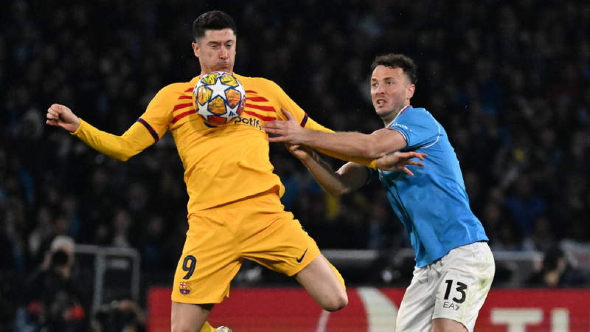 Lewandowski anotó el 0-1 para un Barcelona que al final vio como el Nápoles le empataba. CIRO FUSCO