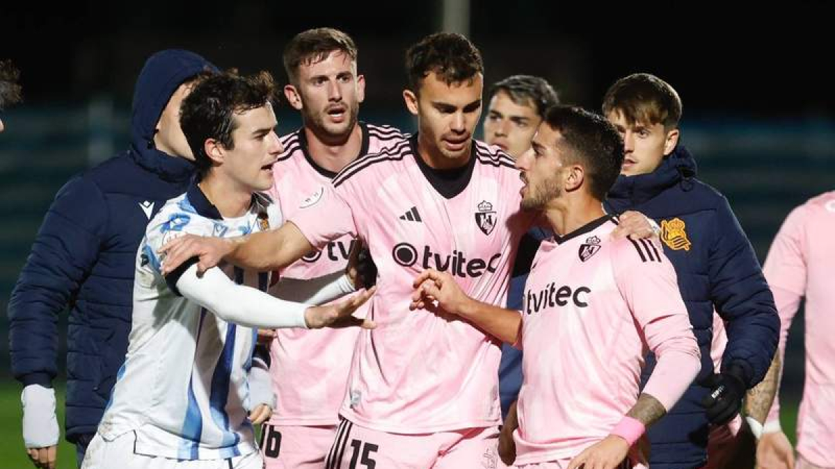 Leal, en el centro, podría ser una de las principales novedades ante la Real Sociedad B. DL