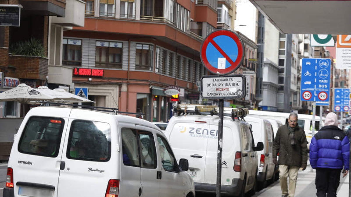 Los carga y descarga de León tendrán nueva regulación. RAMIRO