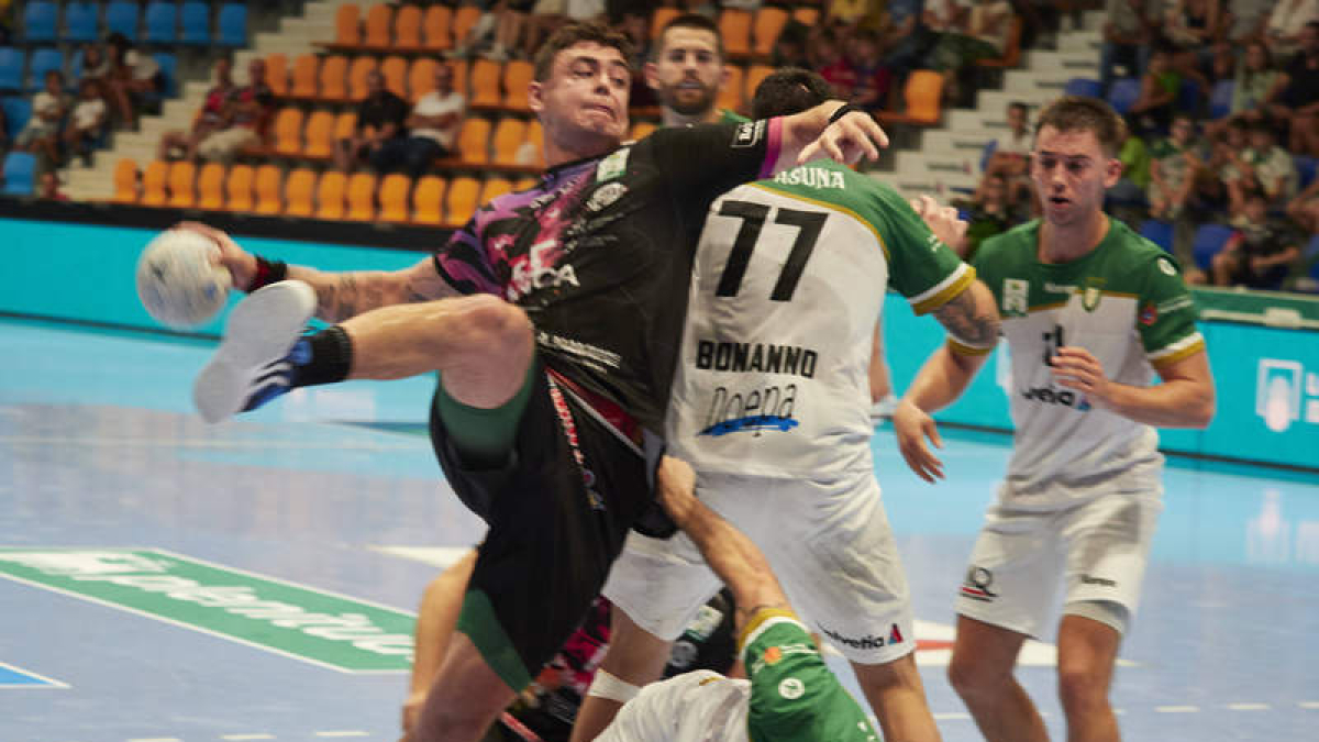 El jugador del Ademar Guilherme Borges Santista, durante un partido ante Anaitasuna. LOF