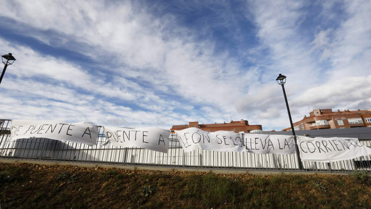 Una de las pancartas en Trobajo saluda la coincidencia de la brecha del tren con el apellido del ministro de Valladolid.  RAMIRO