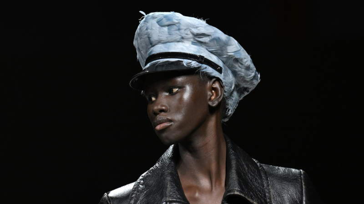 Una modelo con un diseño de Prada. EFE