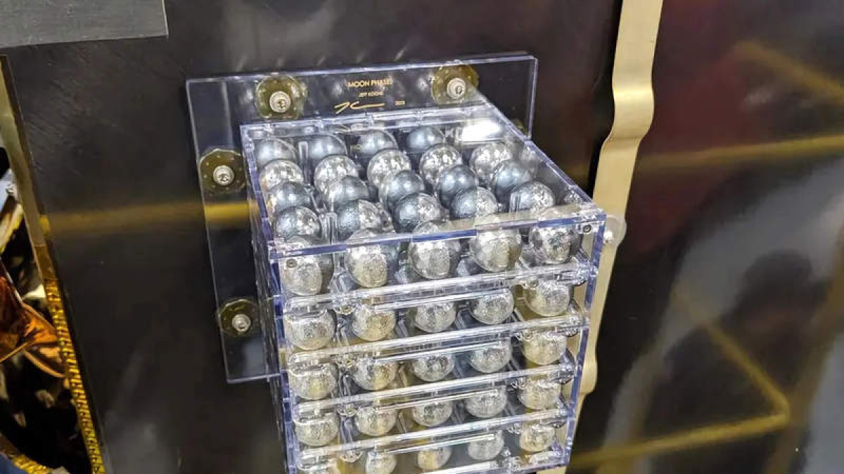 Las esculturas que se convertirán en la primera galería de arte lunar. EFE
