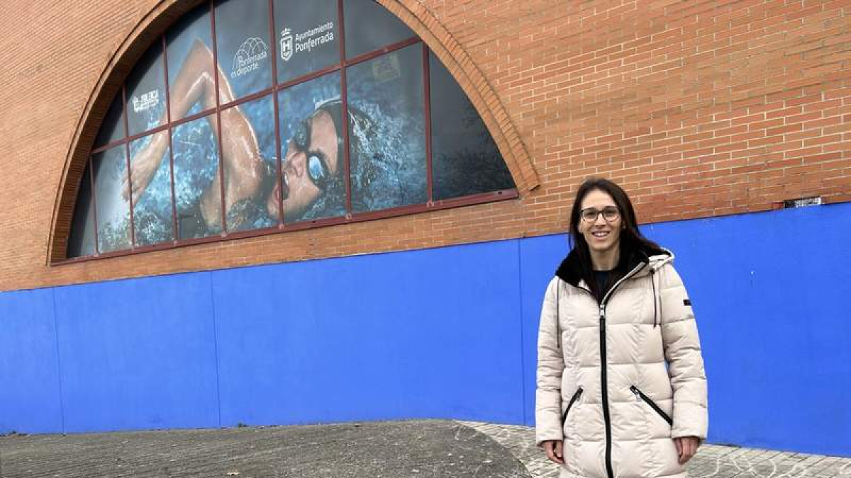 Eva González., concejala de Deportes del Ayuntamiento de Ponferrada, frente a la fachada del edificio de las piscinas.