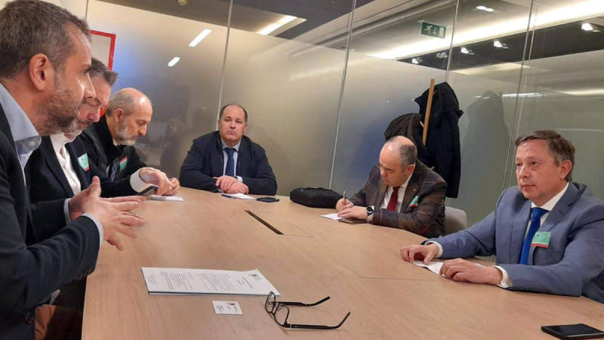 Imagen de Adolfo Sáiz ayer en Bruselas con Ibán García del Blanco.  ICAL