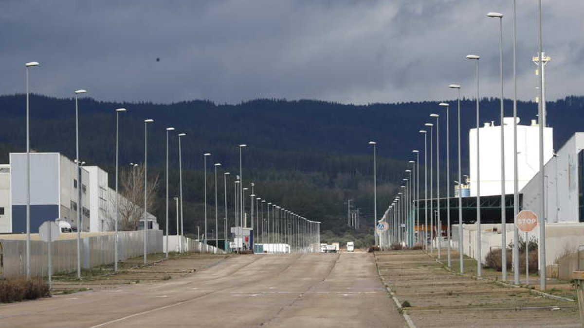 Vial central de la nueva ampliación del macropolígono berciano del Bayo, en el término municipal de Cubillos del Sil. ANA F. BARREDO