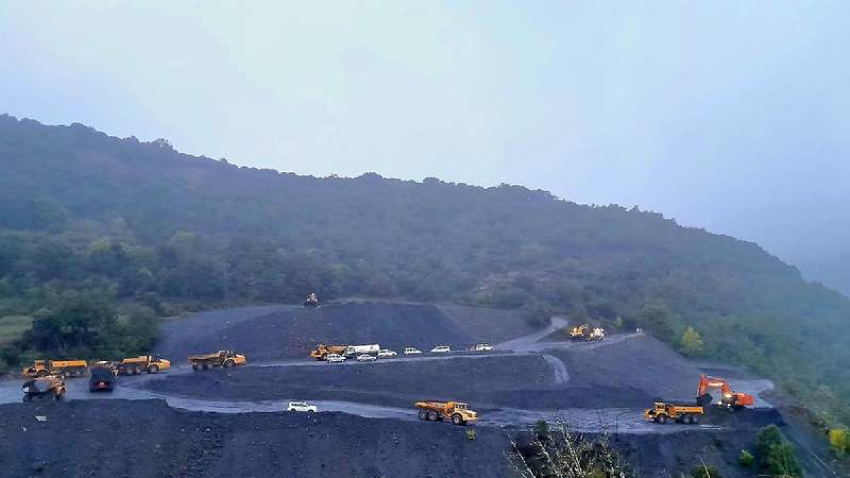 Maquinaria abundante para el trabajo de movimiento y afianzamiento de escombreras en Torre. | dl