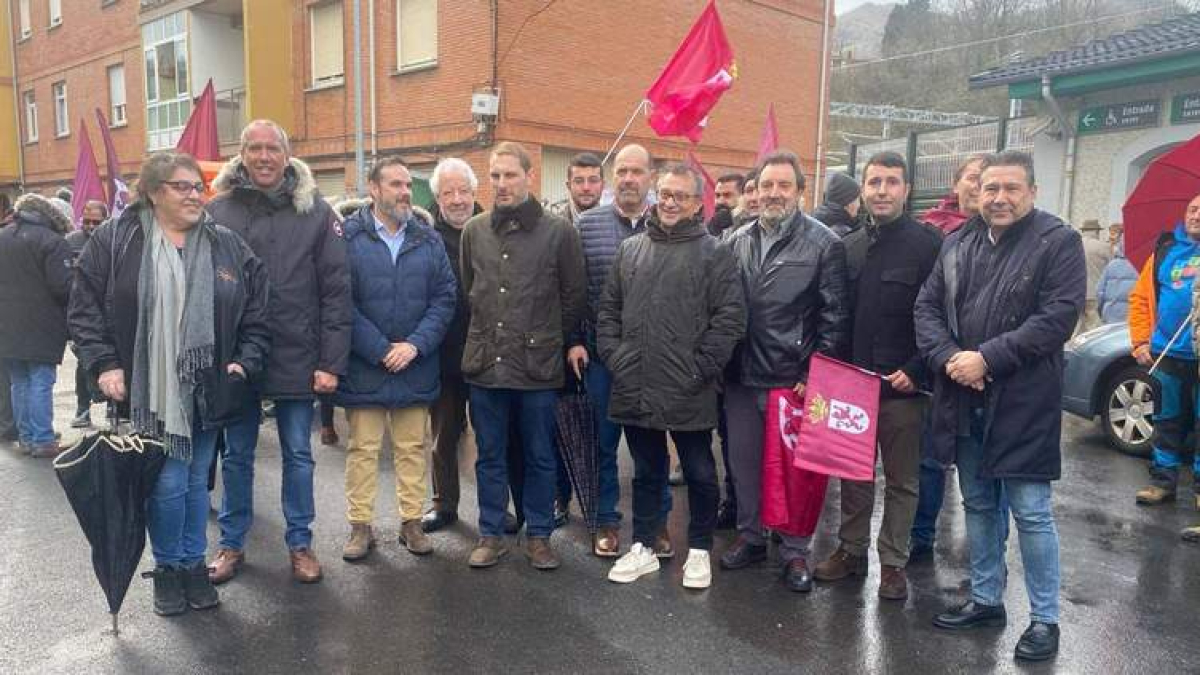 Los responsables de UPL y la delegación leonesa junto al secretario general de Foro Asturias, ayer en la estación de Pola de Lena.  DL