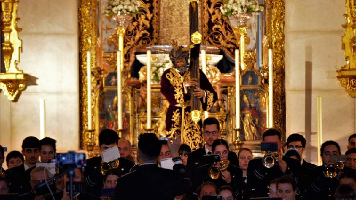 La Agrupación Musical del Santo Cristo de la Bienaventuranza tocó la semana pasada en la Iglesia de Los Gitanos de Sevilla.  DANIEL TASCÓN