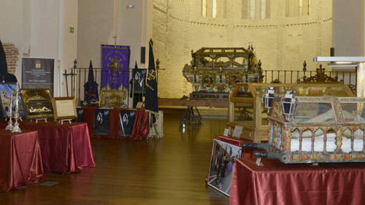 Imagen de algunas de las obras expuestas estos días en La Peregrina de Sahagún.  ACACIO