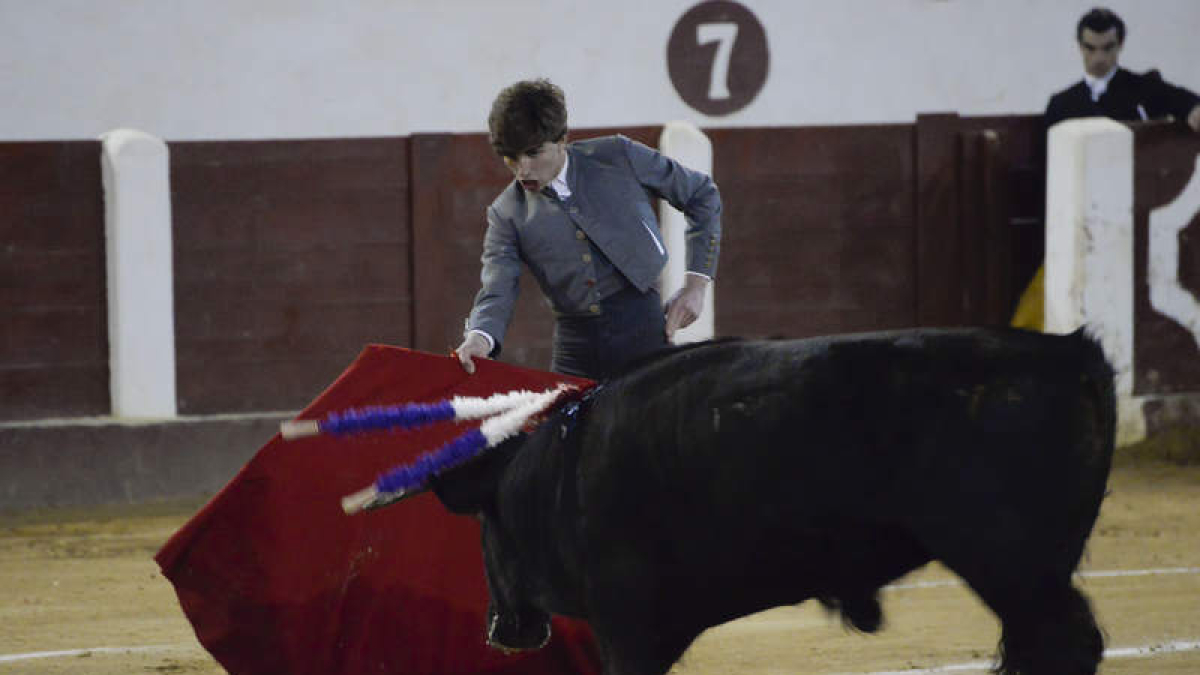 Los novilleros derrocharon ilusión y entrega en León.