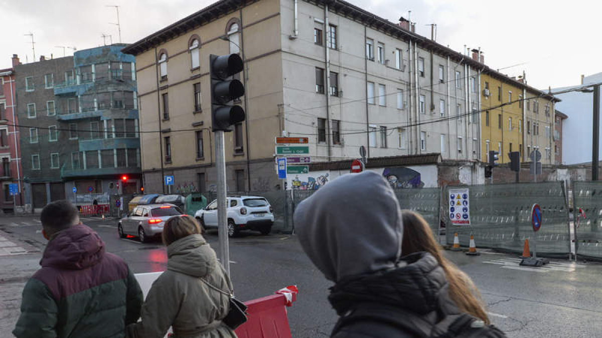 El nuevo semáforo ya se ha colocado, aunque sigue en funcionamiento el viejo.  MARÍA FUENTES