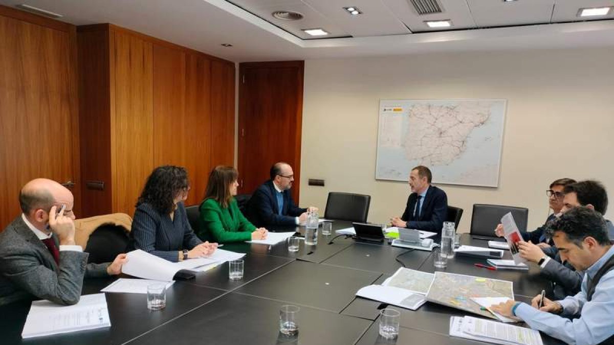Reunión ayer de Morala con el presidente de Adif y los técnicos en la capital de España. DL