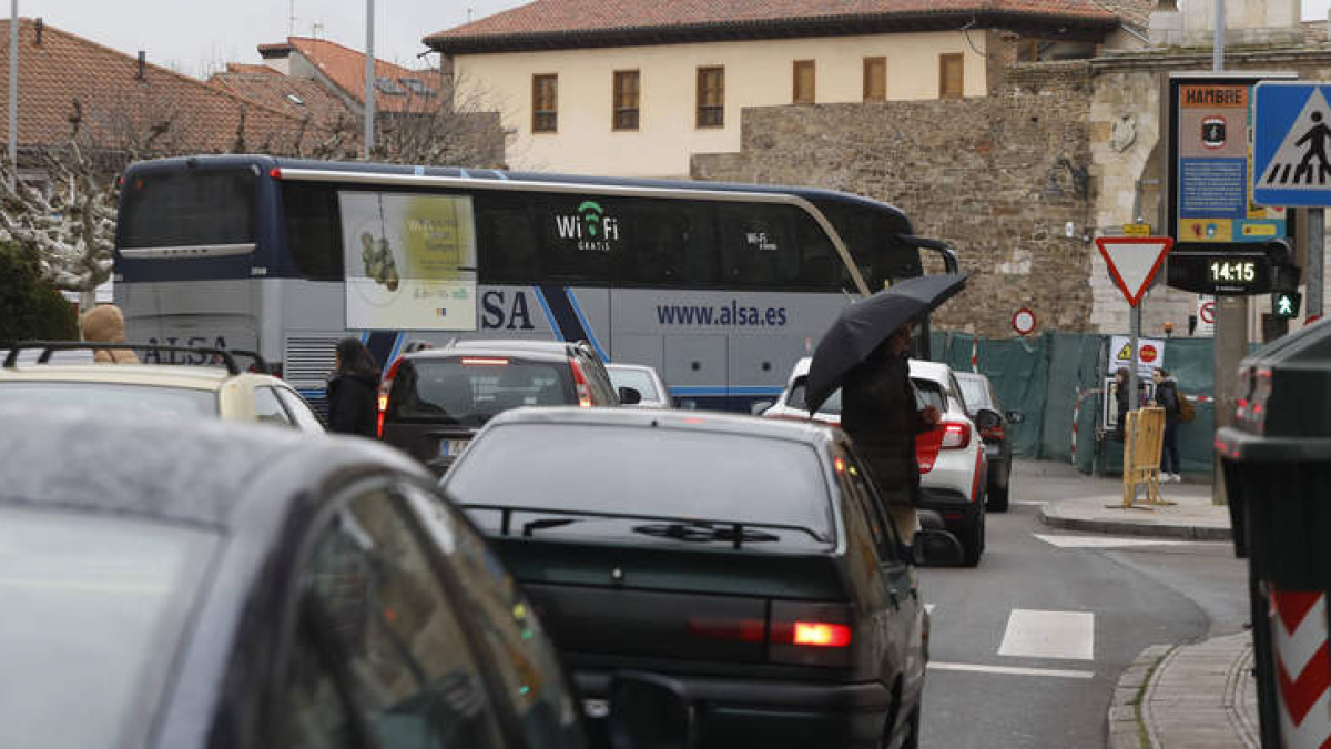 Las colas se alargan desde Álvaro López Núñez a las horas punta de entrada y salida de los colegios y los trabajos.  RAMIRO