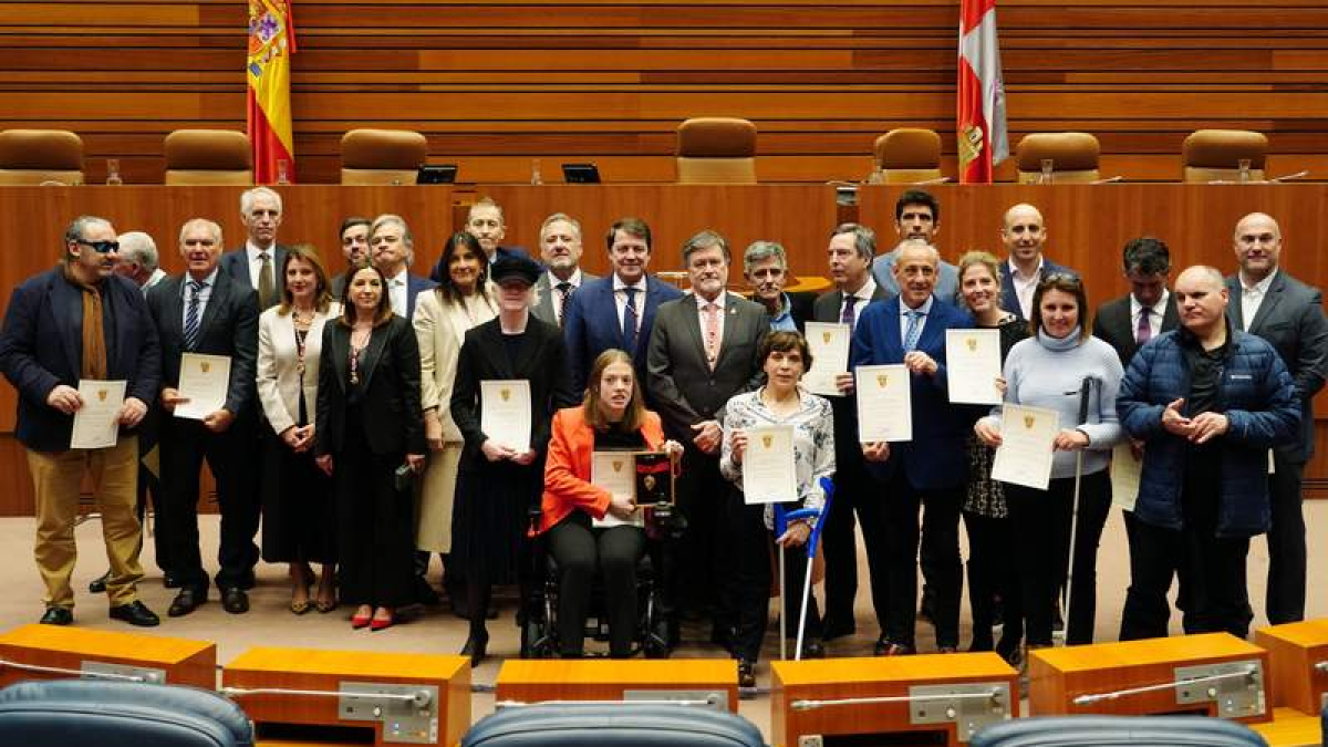Foto de familia de los medallistas olímpicos y paralímpicos premiados por las Cortes. RUBÉN CACHO