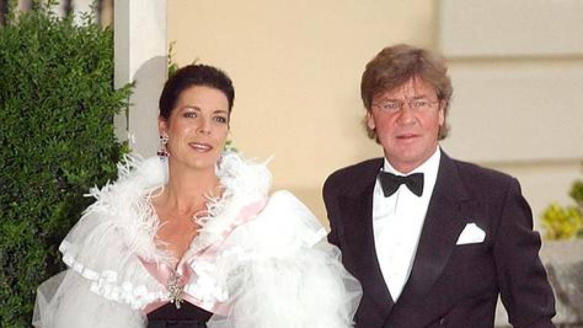 Fotografía de archivo  del príncipe Ernesto de Hannover y su exesposa la princesa Carolina de Mónaco.