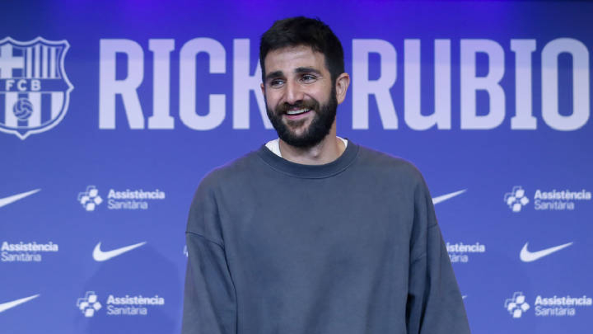 El base internacional español Ricky Rubio posa para los fotógrafos durante su presentación como nuevo jugador del Barça