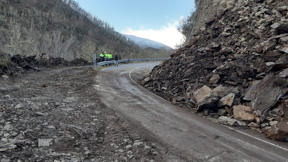Los operarios de la Diputación ha despejado un carril en el lugar donde se produjo el desprendimiento