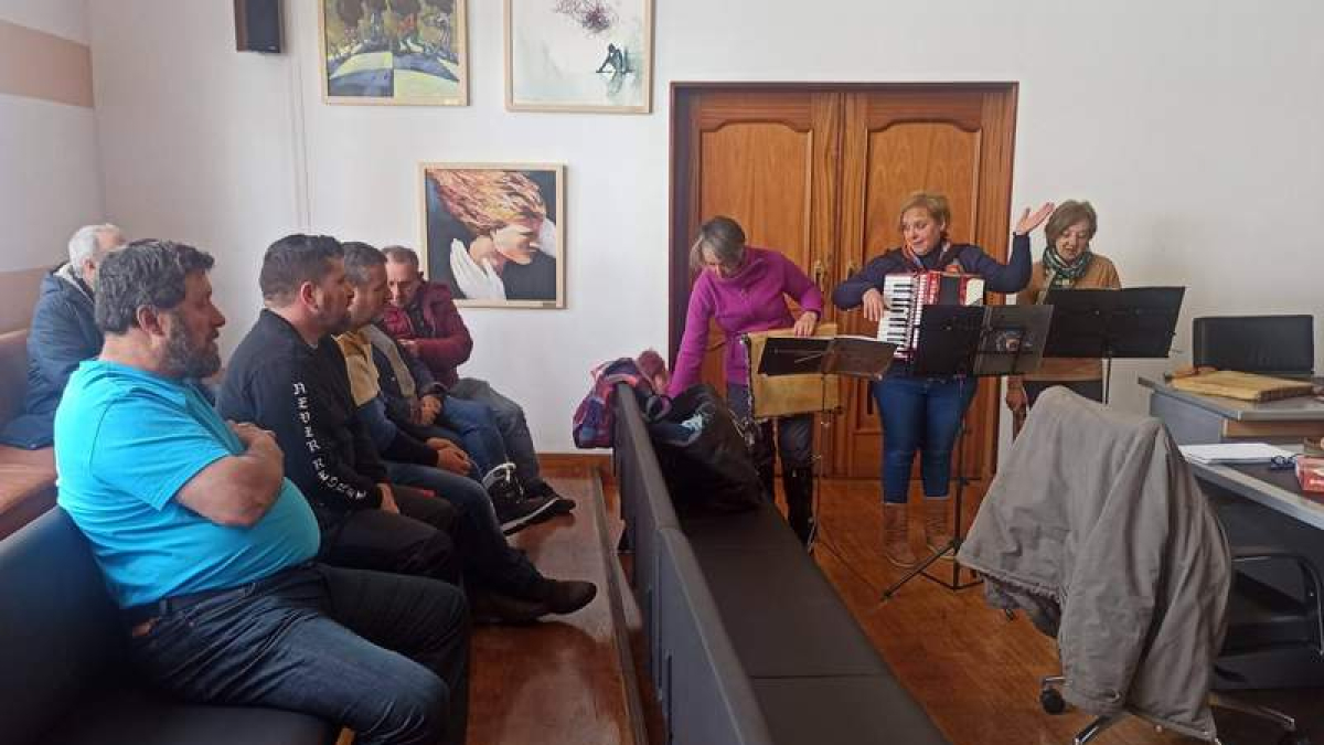 Los encerrados recibieron este martes la visita del grupo Xaleu, que les animó con un recital.  ARAUJO