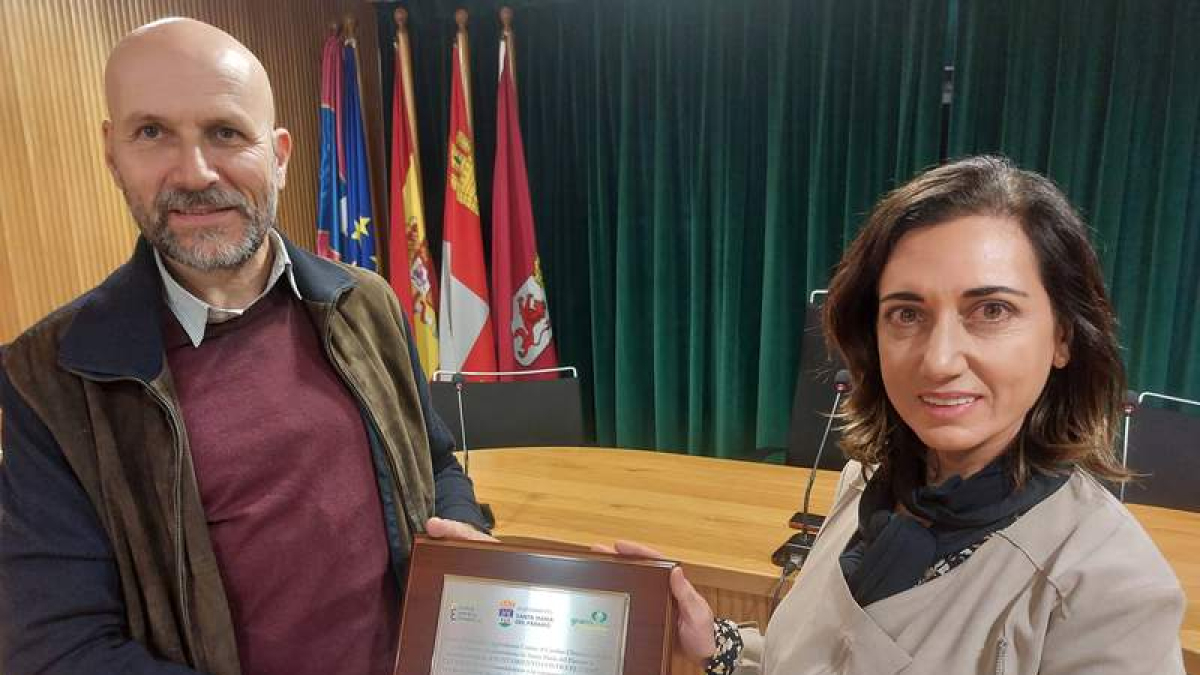La alcaldesa recibió el distintivo de la marca AC3.  DL