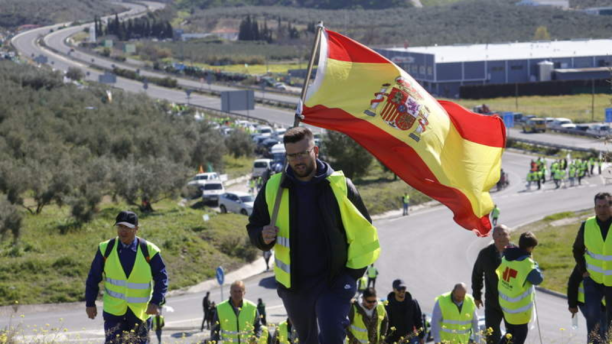 Miles de agricultores cortaron ayer la A-45 entre Córdoba y Málaga. SALAS
