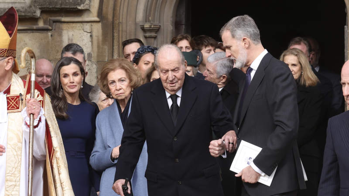Imagen de los reyes a su salida del sepelio