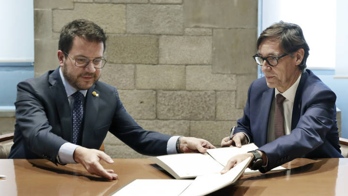 El presidente catalán, Pere Aragonès, y el primer secretario del PSC y jefe de la oposición en Cataluña, Salvador Illa, han solemnizado este martes su acuerdo sobre los presupuestos catalanes en el Palau de la Generalitat, que plantea cuatro prioridades -enseñanza, vivienda, seguridad y lucha contra la sequía- y prevé destinar 7.435 millones de euros a educación, añadir en 2024 unas 4.000 viviendas al parque de alquiler social, nuevos juzgados y medidas antisequía.