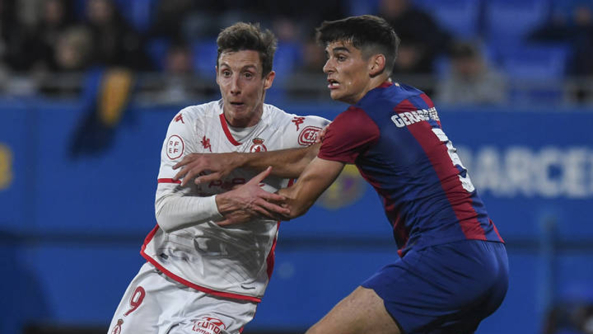 El defensa del Barça Atlètic Gerard Martín frena al culturalista Guillermo.