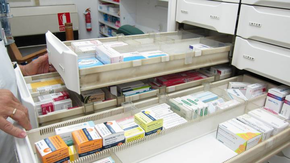 Medicamentos en una farmacia
La Federación de Asociaciones de Barrios de Zaragoza (FABZ) ha presentado una denuncia ante la Agencia Española de Protección de Datos por la