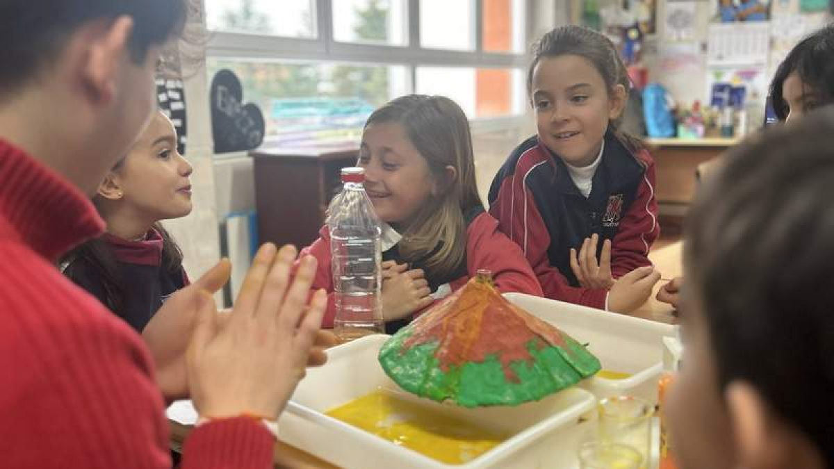 Los alumnos de Bachillerato se implican activamente con los más pequeños del colegio. DL