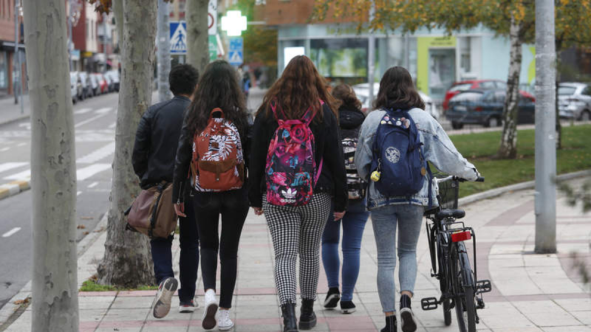 Un grupo de jóvenes leoneses al finalizar sus clases. ARCHIVO