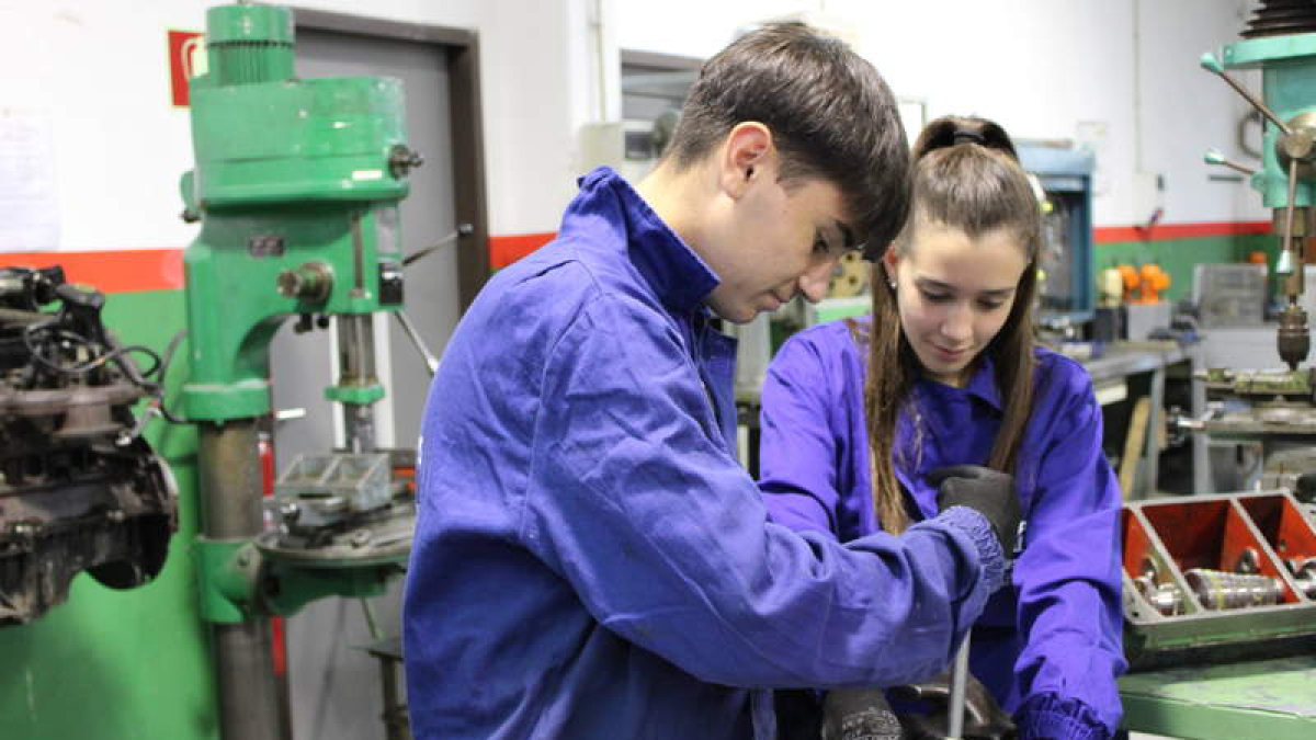 Dos jóvenes en uno de los talleres del Colegio Don Bosco-Salesianos de León.  DL