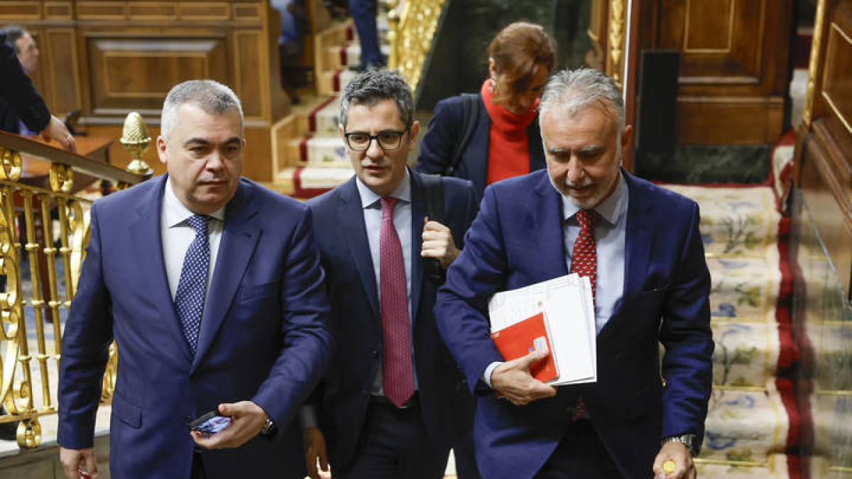 Los ministros de Política Territorial, Ángel Víctor Torres (d), y de la Presidenia, Félix Bolaños (C) junto al secretario de Organización del PSOE, Santos Cerdán, durante la sesión de control al Gobierno este miércoles en el Congreso.
