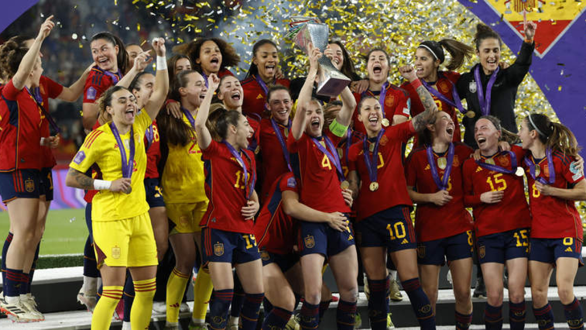 Jugadoras y cuerpo técnico de la selección española celebran un nuevo éxito, en esta ocasión el título de campeonas de la Liga de Naciones. JULIO MUÑOZ