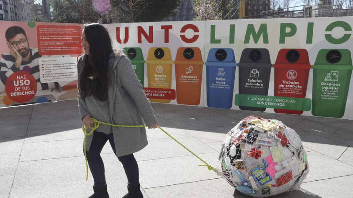 Una joven en una acción reivindicativa ambiental.  GEMA GARCÍA