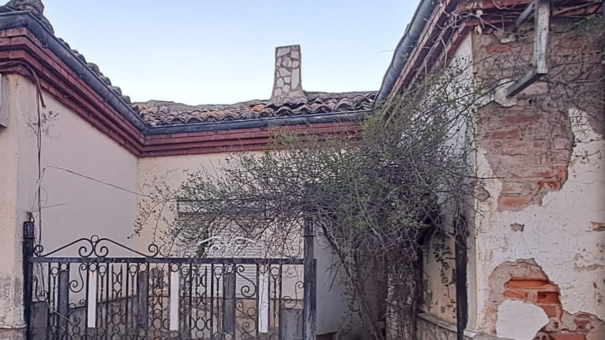 Estado ruinoso de varias casas en Puente Castro.