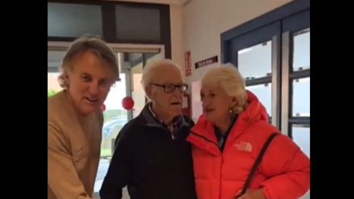 Jesús Calleja con sus padres.