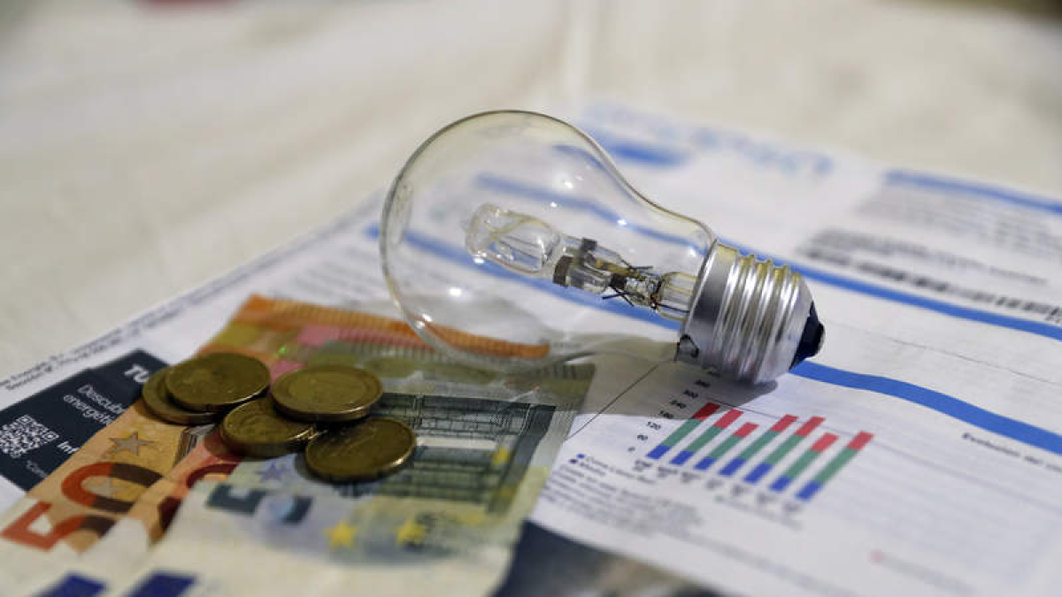 Los altos precios en la electricidad y los alimentos encarecen el coste de vida de las familias.  OYANA