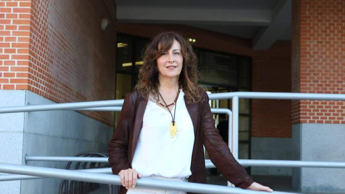 Hilde Pérez ante la Escuela de Ingenierías Industriales, Informática y Aeroespacial. DL